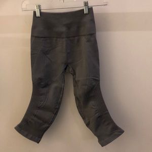 lululemon athletica Pants - Lululemon gray crop legging, sz 4, 70953 lululemon athletica Pants - Lululemon gray crop legging, sz 4, 70953